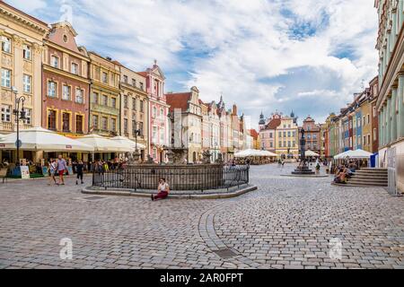 Posen, POLEN - 04. AUGUST 2014: Ein altes Einkaufsviertel mit historischen Umfassungshäusern, einer Pestsäule und einem Brunnen in der Stadt Posen. Polen Stockfoto