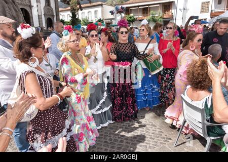 Spanische Frauen mit bunten Flamenco-Kleidern auf dem Markt von Teror, Gran Canaria Stockfoto