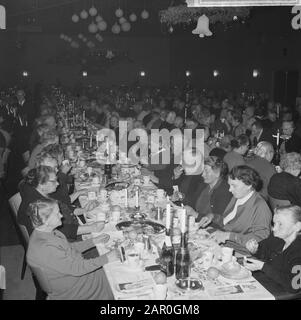 Weihnachtsabendessen in Tivoli für ältere Menschen, angeboten von der Armee Der Errettung in Utrechter Datum: 21. Dezember 1963 Schlüsselwörter: Ältere Menschen, WEIHNACHTSDINERS Institutionenname: Tivoli Stockfoto