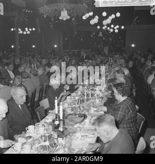 Weihnachtsabendessen in Tivoli für ältere Menschen, angeboten von der Armee Der Errettung in Utrechter Datum: 21. Dezember 1963 Schlüsselwörter: Ältere Menschen, WEIHNACHTSDINERS Institutionenname: Tivoli Stockfoto