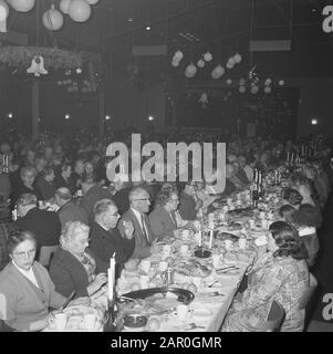 Weihnachtsabendessen in Tivoli für ältere Menschen, angeboten von der Armee Der Errettung in Utrechter Datum: 21. Dezember 1963 Schlüsselwörter: Ältere Menschen, WEIHNACHTSDINERS Institutionenname: Tivoli Stockfoto