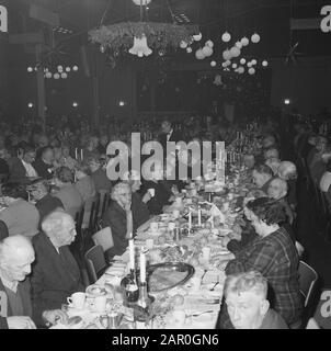 Weihnachtsabendessen in Tivoli für ältere Menschen, angeboten von der Armee Der Errettung in Utrechter Datum: 21. Dezember 1963 Schlüsselwörter: Ältere Menschen, WEIHNACHTSDINERS Institutionenname: Tivoli Stockfoto