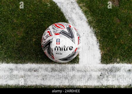 Griffin Park, London, Großbritannien. Januar 2020. English FA Cup Football, Brentford FC gegen Leicester City; offizieller Spielball im Griffin Park an der Ecke - Ausschließlich redaktionelle Verwendung. Keine Verwendung mit nicht autorisierten Audio-, Video-, Daten-, Regallisten-, Club-/Liga-Logos oder Live-Diensten. Die Online-Nutzung ist auf 120 Bilder beschränkt, keine Videoemulation. Keine Verwendung bei Wetten, Spielen oder Einzelspielen/Liga-/Spielerveröffentlichungen Credit: Action Plus Sports/Alamy Live News Stockfoto