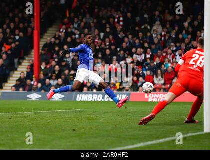 Griffin Park, London, Großbritannien. Januar 2020. English FA Cup Football, Brentford FC gegen Leicester City; Kelechi Iheanacho von Leicester City schießt und erzielt in der 3. Minute sein erstes Tor auf seiner Seite, um es 0:1 zu schaffen - Ausschließlich redaktioneller Einsatz. Keine Verwendung mit nicht autorisierten Audio-, Video-, Daten-, Regallisten-, Club-/Liga-Logos oder Live-Diensten. Die Online-Nutzung ist auf 120 Bilder beschränkt, keine Videoemulation. Keine Verwendung bei Wetten, Spielen oder Einzelspielen/Liga-/Spielerveröffentlichungen Credit: Action Plus Sports/Alamy Live News Stockfoto