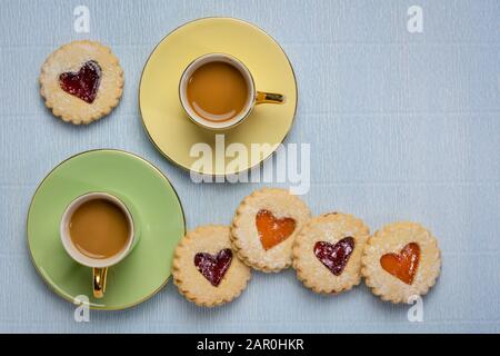 Zwei Tassen Kaffee mit Marmelade Heart Keksen mit Kopierraum, Kaffeepause, Dessert, Liebe, Romantik oder Valentinstag Konzept Stockfoto