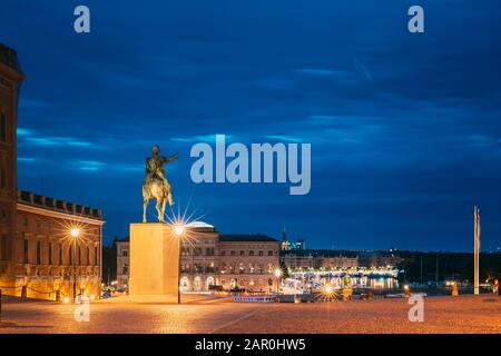 Stockholm, Schweden. Statue Des Ehemaligen schwedischen Königs Karl XIV. Johan Auf EINEM Pferd Sitzend. Berühmtes Reiseziel Scenic Place In Nachtlicht. Stockfoto