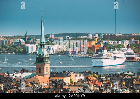 Stockholm, Schweden. Panoramaaussicht Auf Skyline Am Sommertag. Blick auf die deutsche St.-Gertruse-Kirche. Berühmtes Beliebtes Reiseziel. Stockfoto