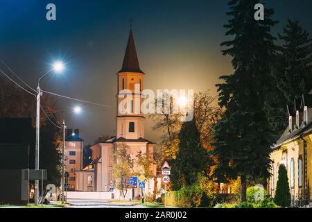 Ruzhany, Region Brest, Belarus. Mondaufgang über Trinity Church im Herbst Nacht. Die berühmten historischen Sehenswürdigkeiten. Stockfoto