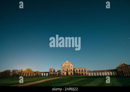 Ruzhany, Region Brest, Belarus. Nacht Sternenhimmel über Ruzhany Palace. Berühmte Beliebte historische Wahrzeichen unter Nacht Sterne. Nacht ansehen. Stockfoto