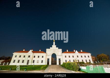 Ruzhany, Region Brest, Weißrussland. Nächtlicher Sternenhimmel Über Dem Tor Zum Ruzhany Palace Berühmte Historische Landmark Unter Night Stars. Nachtansicht. Stockfoto