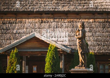 Kosava, Weißrussland. Statue in der Nähe des Gedenkmuseums - Anwesen Tadeusz Kosciuszko. Berühmtes Historisches Landmark-Haus Von Andrew Thaddäus Bonaventure Kosci Stockfoto