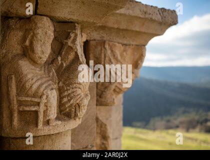 Detailansicht eines Knauf der romanischen Ermita San Pantaleón de Losa Hermitage (Valle de Losa, Las Merindades, Burgos, Kastilien und León, Spanien) Stockfoto