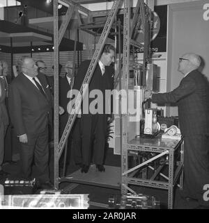 Minister für Verkehr und Wasserwirtschaft herr. Van Aartsen, Ausstellung in RAI, hier während der Tour Datum: 6. Februar 1964 Schlagwörter: Führungen, Ausstellungen persönlicher Name: Minister Für Transport und Wassermanagement Herr Van Aartsen Institutionenname: RAI Stockfoto