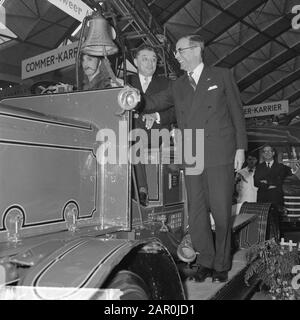 Minister für Verkehr und Wasserwirtschaft herr. Van Aartsen, Minister Van Aartsen, tritt hinter dem Radfeuer-Motor ab 1913 an Datum: 6. Februar 1964 Schlagwörter: Feuerwehrwagen Stockfoto
