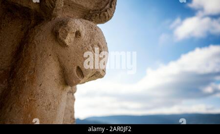 Detailansicht eines Knauf der romanischen Ermita San Pantaleón de Losa Hermitage (Valle de Losa, Las Merindades, Burgos, Kastilien und León, Spanien) Stockfoto