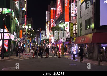 Blick auf die Straße im Bezirk Kabukicho, Tokio Stockfoto