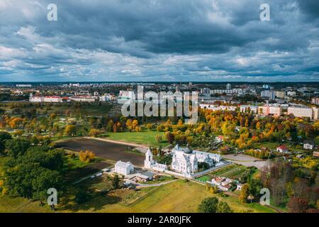 Mahiliou, Weißrussland. Mogilew Stadtbild Mit Berühmtem Wahrzeichen St. Nikolaus-Kloster. Luftansicht Der Skyline Im Herbsttag. Vogelperspektive. Stockfoto