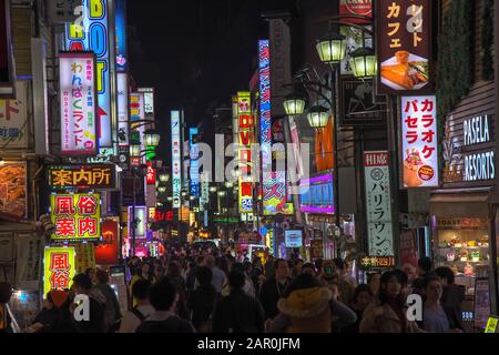 Blick auf die Straße im Bezirk Kabukicho, Tokio Stockfoto