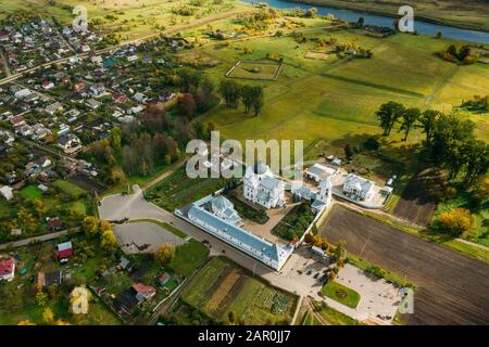 Mahiliou, Weißrussland. Mogilew Stadtbild Mit Berühmtem Wahrzeichen St. Nikolaus-Kloster. Luftansicht Der Skyline Im Herbsttag. Vogelperspektive. Stockfoto