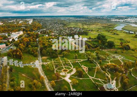 Mahiliou, Weißrussland. Mogilew Stadtbild Mit Berühmtem Wahrzeichen St. Nikolaus-Kloster. Luftansicht Der Skyline Im Herbsttag. Vogelperspektive. Stockfoto