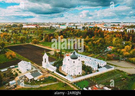 Mahiliou, Weißrussland. Mogilew Stadtbild Mit Berühmtem Wahrzeichen St. Nikolaus-Kloster. Luftansicht Der Skyline Im Herbsttag. Vogelperspektive. Stockfoto