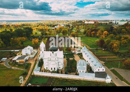 Mahiliou, Weißrussland. Mogilew Stadtbild Mit Berühmtem Wahrzeichen St. Nikolaus-Kloster. Luftansicht Der Skyline Im Herbsttag. Vogelperspektive. Stockfoto