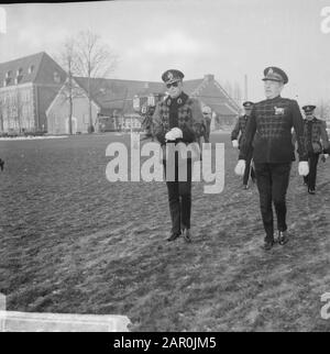 Prinz eröffnete bei der Eröffnungsfeier den Pavillon von Prinz Bernhard auf der RMA in Breda, der Prinz musste eine Kanone aus dem 18. Jahrhundert schießen Datum: 16. Januar 1964 Ort: Breda Schlagwörter: Kanonen, Eröffnungsfeierlichkeiten, Princes Institutionenname: RMA, Prins Bernhardpaviljoen Stockfoto