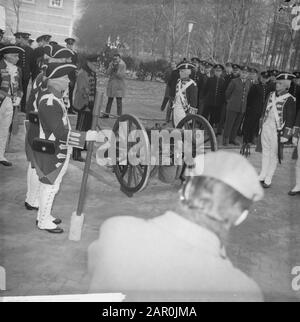 Prinz eröffnete bei der Eröffnungsfeier den Pavillon von Prinz Bernhard auf der RMA in Breda, der Prinz musste eine Kanone aus dem 18. Jahrhundert schießen Datum: 16. Januar 1964 Ort: Breda Schlagwörter: Kanonen, Eröffnungsfeierlichkeiten, Princes Institutionenname: RMA, Prins Bernhardpaviljoen Stockfoto