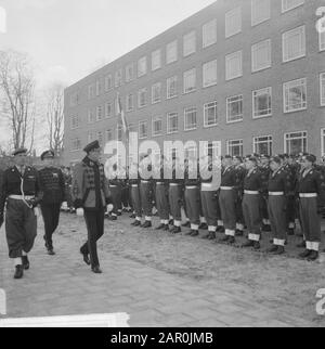 Prinz eröffnete Prinz-Bernhard-Pavillon auf der RMA in Breda. Der Prinz inspiziert die Ehrenwache Datum: 16. Januar 1964 Ort: Breda Schlüsselwörter: Königshaus, Soldaten, Öffnungen, Princes Institutionenname: RMA, Prins Bernhardpavillon Stockfoto