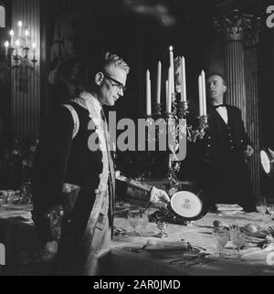 Königin Juliana und Prinz Bernhard geben ein Neujahrsessen im Huis ten Bosch Palast, Den Haag Einer der Lakaien zeigt eines der neuen Zeichen für das Corps [Text gebrochen] Datum: 15. Januar 1964 Ort: Den Haag, Zuid-Holland Schlüsselwörter: Zeichen, Kerzen, Lakaien Stockfoto
