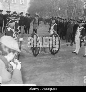 Prinz eröffnete bei der Eröffnungsfeier den Pavillon von Prinz Bernhard auf der RMA in Breda, der Prinz musste eine Kanone aus dem 18. Jahrhundert schießen Datum: 16. Januar 1964 Ort: Breda Schlagwörter: Kanonen, Eröffnungsfeierlichkeiten, Princes Institutionenname: RMA, Prins Bernhardpaviljoen Stockfoto