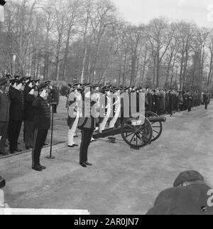 Prinz eröffnete bei der Eröffnungsfeier den Pavillon von Prinz Bernhard auf der RMA in Breda, der Prinz musste eine Kanone aus dem 18. Jahrhundert schießen Datum: 16. Januar 1964 Ort: Breda Schlagwörter: Kanonen, Eröffnungsfeierlichkeiten, Princes Institutionenname: RMA, Prins Bernhardpaviljoen Stockfoto