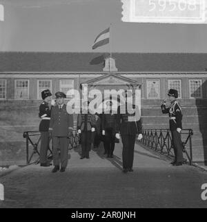 Prinz eröffnete bei der Eröffnungsfeier den Pavillon von Prinz Bernhard auf der RMA in Breda, der Prinz musste eine Kanone aus dem 18. Jahrhundert schießen Datum: 16. Januar 1964 Ort: Breda Schlagwörter: Kanonen, Eröffnungsfeierlichkeiten, Princes Institutionenname: RMA, Prins Bernhardpaviljoen Stockfoto