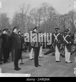 Prinz eröffnete bei der Eröffnungsfeier den Pavillon von Prinz Bernhard auf der RMA in Breda, der Prinz musste eine Kanone aus dem 18. Jahrhundert schießen Datum: 16. Januar 1964 Ort: Breda Schlagwörter: Kanonen, Eröffnungsfeierlichkeiten, Princes Institutionenname: RMA, Prins Bernhardpaviljoen Stockfoto