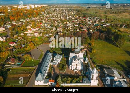 Mahiliou, Weißrussland. Mogilew Stadtbild Mit Berühmtem Wahrzeichen St. Nikolaus-Kloster. Luftansicht Der Skyline Im Herbsttag. Vogelperspektive. Stockfoto