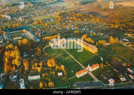 Ruzhany, Region Brest, Belarus. Skyline Skyline im Herbst sonnigen Abend. Vogelperspektive von Ruzhany Palace. Berühmte Beliebte historische Sehenswürdigkeit. Stockfoto