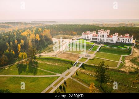 Kosava, Belarus. Antenne Vogelperspektive von berühmten Beliebte historische Wahrzeichen Kosava Schloss. Puslowski Palastes Schloss. Wahrzeichen und Erbe. Stockfoto