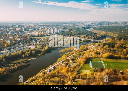 Grodno, Weißrussland. Vogelperspektive mit Blick Auf die Skyline von Hrodna. Wohnviertel Im Sonnigen Herbsttag. Stockfoto