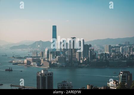 Hongkong - November 2019: Skyline von Hongkong, Kowloon und Victoria Harbour Stockfoto