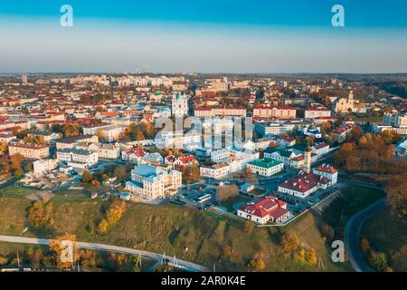 Grodno, Weißrussland. Vogelperspektive mit Blick Auf die Skyline von Hrodna. Berühmte Historische Sehenswürdigkeiten Am Sonnigen Herbstabend. Stockfoto