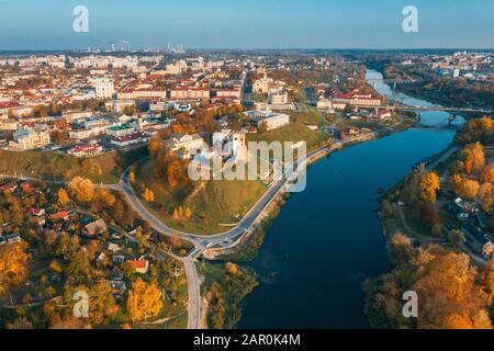 Grodno, Weißrussland. Vogelperspektive mit Blick Auf die Skyline von Hrodna. Berühmte Historische Sehenswürdigkeiten Am Sonnigen Herbstabend. Stockfoto