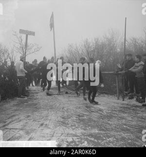 Tour van Loosdrecht auf dem Skate, an der Grenze zwischen dem dritten und vierten Seedfahrer musste kurz über Land Datum: 21. Januar 1964 Ort: Loosdrecht Schlüsselwörter: Skating, Sport Stockfoto