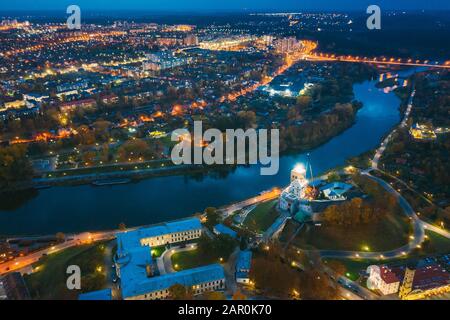 Grodno, Weißrussland. Nachtflugbild Mit Blick Auf Die Skyline Von Hrodna. Berühmte Historische Sehenswürdigkeiten In Lightning. Alte Und Neue Schlösser. Stockfoto