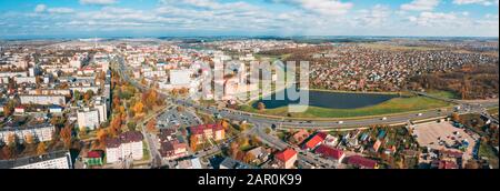 Lida, Weißrussland. Vogelperspektive mit Blick Auf Die Skyline Des Stadtbildes. Schloss Lida Im Sonnigen Herbsttag. Berühmte Historische Sehenswürdigkeit. Panorama, Stockfoto