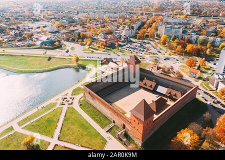 Lida, Weißrussland. Vogelperspektive mit Blick Auf Die Skyline Des Stadtbildes. Schloss Lida Im Sonnigen Herbsttag. Berühmte Historische Sehenswürdigkeit. Stockfoto