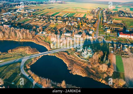 Krupets, Bezirk Dobrush, Region Gomel, Weißrussland. Luftbild Der Alten Orthodoxen Kirche Der Heiligen Dreifaltigkeit Am Sonnigen Herbsttag. Stockfoto