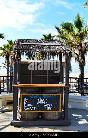 HUNTINGTON BEACH, KALIFORNIEN - 22. JANUAR 2020: Beach Report Hut auf der Hyatt Resort Fußgänger Bridge. Stockfoto
