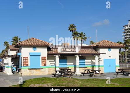 HUNTINGTON BEACH, KALIFORNIEN - 22. JANUAR 2020: Naugels Tacos und Burgers auf dem Boardwalk in Huntington Beach. Stockfoto