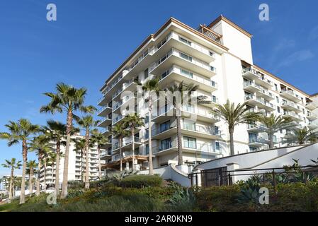 HUNTINGTON BEACH, KALIFORNIEN - 22. JANUAR 2020: Das Waterfront Beach Resort. Teil der Hilton Chains Immobilien am PCH in Huntington Beach, CA. Stockfoto