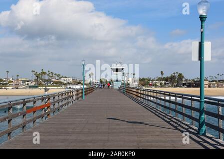 Seal BEACH, KALIFORNIEN - 22. JANUAR 2020: Seal Beach Pier mit Blick auf die Stadt. Stockfoto